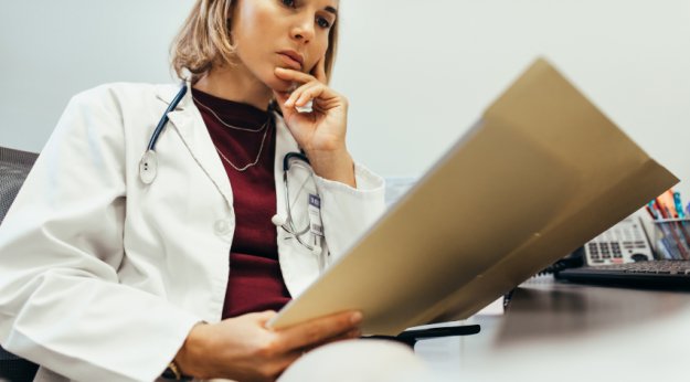 Chica revisando un historial médico