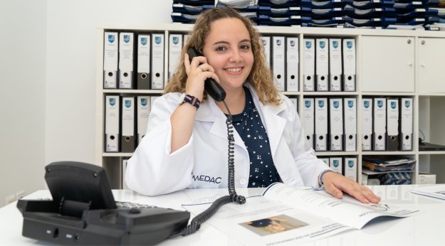 Técnica en Documentación Sanitaria atendiendo llamadas en una oficina sanitaria
