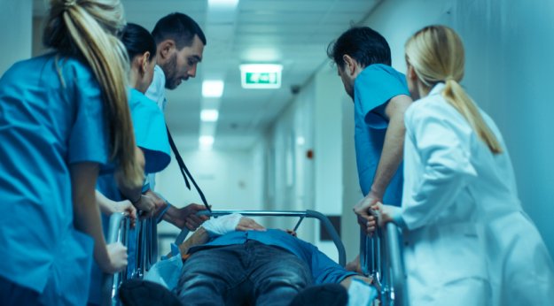 Técnicos en Emergencias Sanitarias empujando una camillas