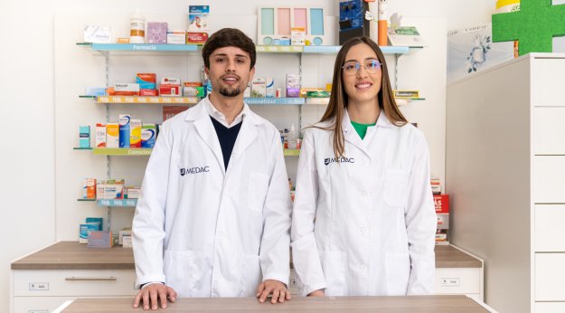 alumnos de farmacia en madrid en el aula taller de farmacia