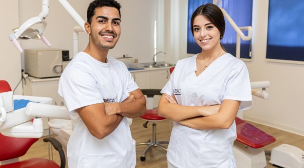 Dos alumnos en el taller de Higiene Bucodental