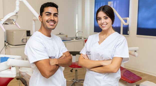 Dos alumnos en el taller de Higiene Bucodental en el aula-taller