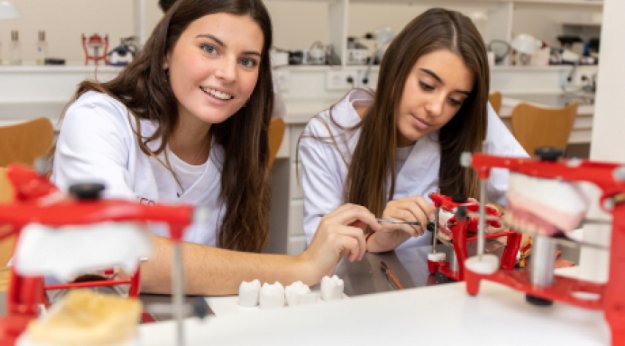 Alumnos en el taller del Grado Superior Prótesis Dental