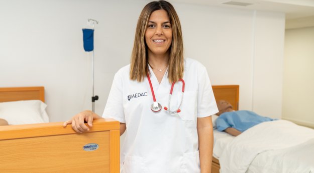 alumna de TCAE Madrid en un aula taller de enfermería