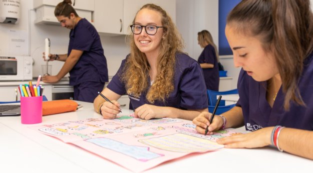 Alumnas en clase de Grado Superior en Integración Social