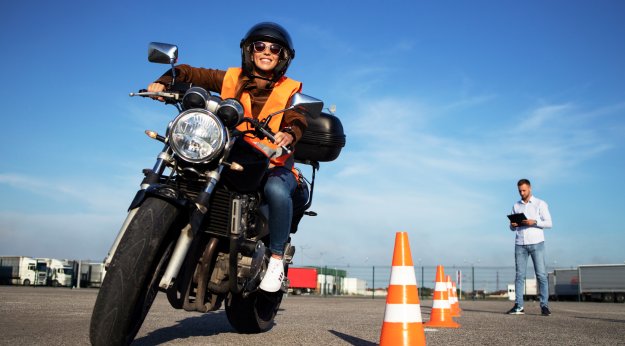 Técnica en Movilidad Segura y Sostenible conduciendo una moto