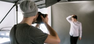 Fotógrafo de espaldas en una sesión de fotos de moda