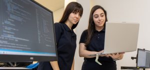 Alumnos con ordenador en el Grado Superior en Desarrollo de Aplicaciones Web