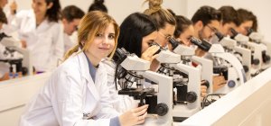 Mujeres mirando por un microscopio en el módulo de Anatomía Patológica y Citodiagnóstico