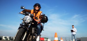 Técnica en Movilidad Segura y Sostenible conduciendo una moto