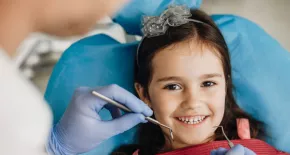 niña sonriendo antes de una intervención odontológica